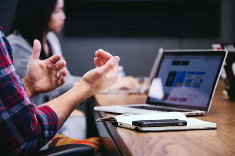 Ảnh minh họa mẫu website luật sư, bố cục ghép ảnh